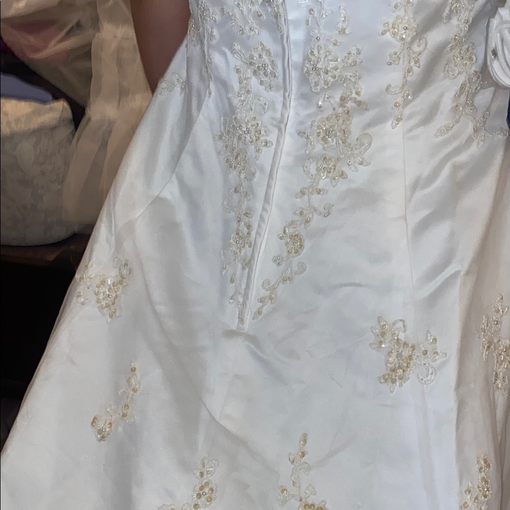 Alfred Angelo Elegant White Lace Wedding Dress - Picture 7 of 11